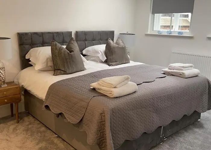 2 2 Bedrooms, Sleeps X 6 * York